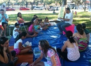 Reforma na praça da Catedral em Maringá não impede o lazer de jovens e famílias que passam a tarde de domingo no local